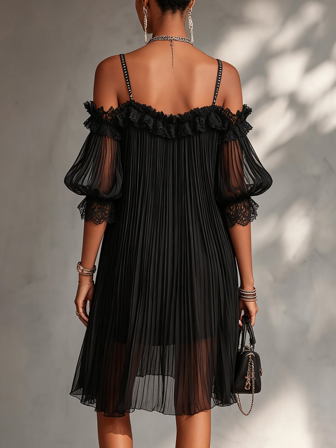Vittoria | Mini-robe noire en mousseline avec épaules dénudées et bords en dentelle