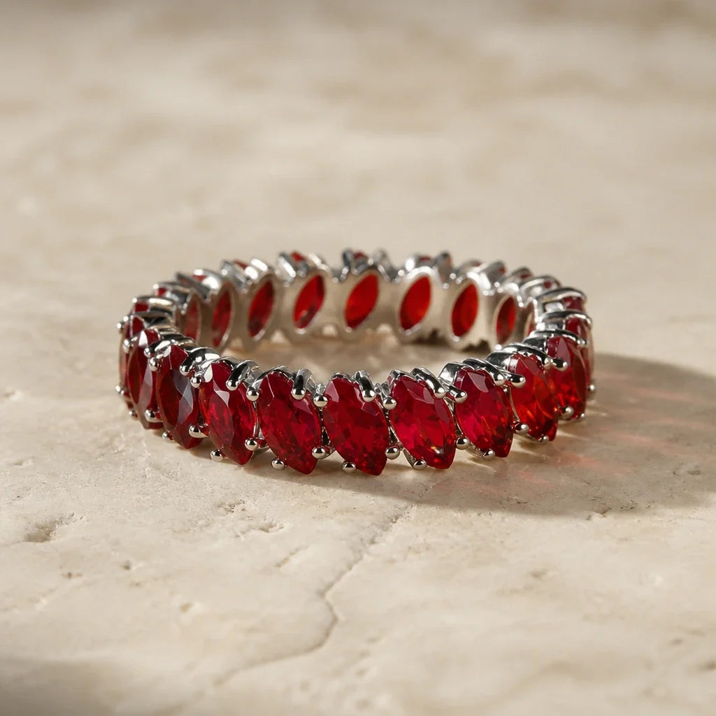 Bague en or avec inlay en rubis