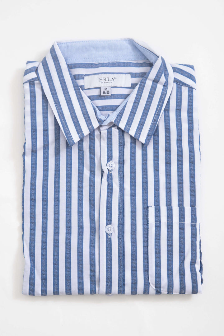 Chemise courte à rayures bleues en seersucker