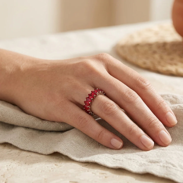 Bague en or avec inlay en rubis